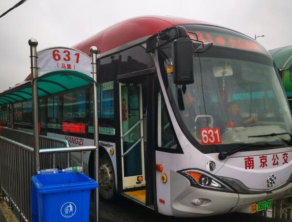 公交车集体降速 “上班族”不适应了