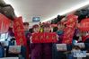 1月8日，在由北京西开往成都东的G307次“川籍农民工春节专列”上，乘务员展示春联。 当日，一列由北京开往成都的“川籍农民工春节专列”从北京西站开出，载着700余名川籍农民工及家属返乡过年。此公益活动面向川籍农民工聚集的北京、上海、福建、江苏、江西，共征集约2400名川籍农民工及家属，分别从这5省市免费载他们返乡过年。 新华社记者 薛晨 摄