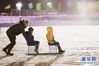 1月8日晚，游客在南湖公园冰场滑冰车。 当日晚，不少市民、游客来到吉林省长春市南湖公园赏灯展、赏雪雕、滑冰车，享受夜晚冰雪趣味。 新华社发（王乙杰摄）