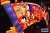 1月8日，市民在南京市宝塔公园欣赏花灯。 春节临近，江苏南京、南通等地华灯璀璨，年味渐浓。 新华社发（方东旭 摄）
