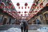 游人在哈尔滨市道外区中华巴洛克历史文化街区拍照（2019年12月31日摄）。 进入冬季以来，“冰城”哈尔滨换上“冰雪新装”，向来自世界各地的游客展现浪漫绚丽的冰雪奇观。 新华社发（张涛 摄）