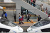 2020年10月10日，旅客在山东烟台火车站乘车。