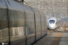 2020年10月10日，一列动车组列车驶入山东烟台火车站。
