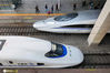  2020年10月10日，旅客在山东烟台火车站乘车。