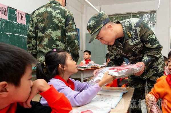 扶贫|武警某支队开展扶贫助学活动助力脱贫攻坚|荔枝军事