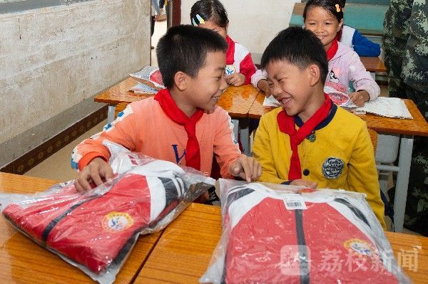 扶贫|武警某支队开展扶贫助学活动助力脱贫攻坚|荔枝军事