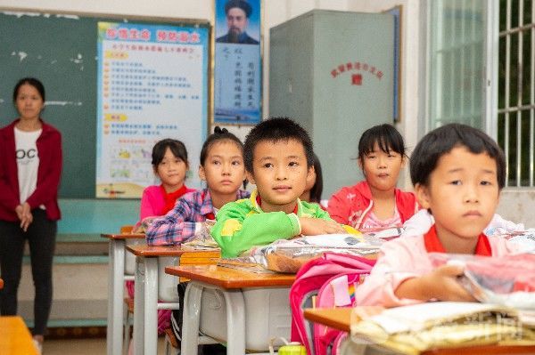 扶贫|武警某支队开展扶贫助学活动助力脱贫攻坚|荔枝军事