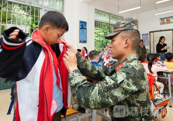 扶贫|武警某支队开展扶贫助学活动助力脱贫攻坚|荔枝军事