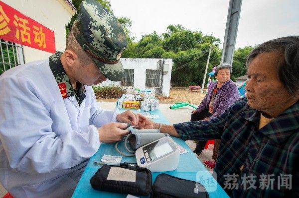 扶贫|武警某支队开展扶贫助学活动助力脱贫攻坚|荔枝军事