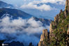  2020年10月8日，安徽黄山拍摄的壮美云海秋景。当日是寒露节气，雨后初晴，黄山风景区秋色渐现，天高云流，铺展开一幅壮美的秋日画卷。来源：IC photo 水从泽/IC photo 