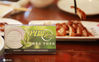  2020年8月21日，顾客在江苏省扬州市瘦西湖虹桥坊休闲广场一家饭店就餐，餐桌上摆放着“光盘行动”的提示牌。 
孟德龙/IC photo

