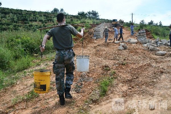 扶贫|扶贫路上，最难忘的那抹迷彩绿|荔枝军事