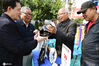 2020年10月17日，在江苏省镇江市运河社区，居民在观赏李贵华的瓷刻画作品。
