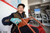 2019年10月29日，云南曲靖市会泽县，73岁的赵英贵在扶贫车间编 凳子，编一个凳子有6元钱收入。
