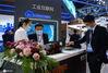  2020年10月18日，辽宁沈阳，参观者在参观2020全球工业互联网大会展示现场。
