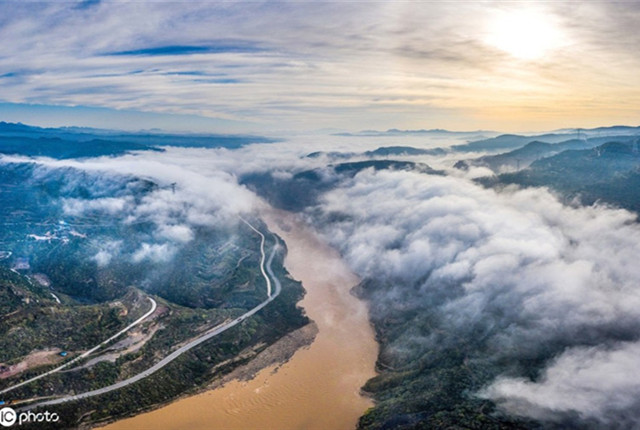 山西平陆：晋豫峡谷现云海美景 与黄河交相辉映景色壮观