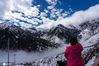 2020年10月18日，四川省卧龙自然保护区海拔3800米巴朗山雪后风光，吸引众多游客拍照留念。
