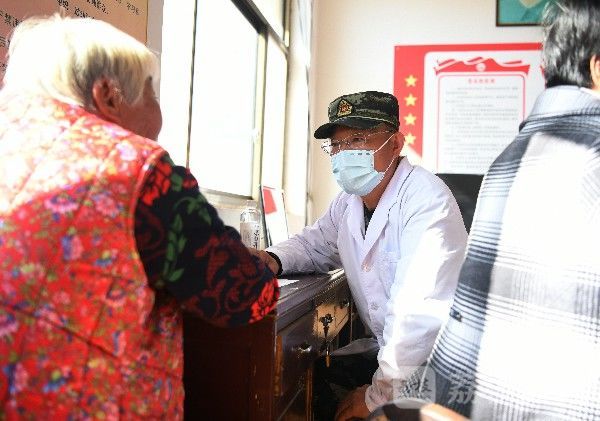 武警官兵|武警官兵把温暖送到困难群众心坎里|荔枝军事