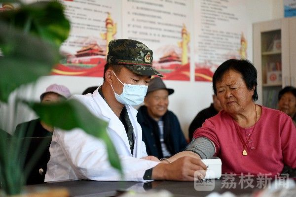 武警官兵|武警官兵把温暖送到困难群众心坎里|荔枝军事