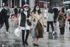 2020年10月5日，河南省郑州市，受较强冷空气影响，郑州清晨最低气温降至10℃以下，突来的大幅降温让人感觉一夜入冬。小雨/IC photo

