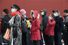 2020年10月14日，北京故宫，游客纷纷换厚装“打卡”。当日冷空气袭扰北京，由于云层遮挡阳光，气温随之“跳水”，午后最高气温骤降至15度，凉意尽显，帽子、围脖、口罩成为众多游客的标配。顺其自然/IC photo
