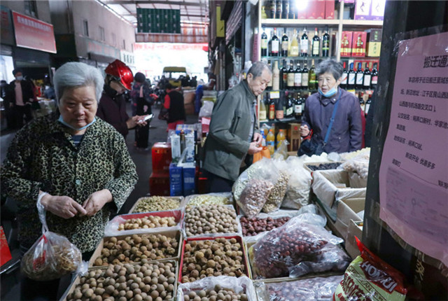 杭州近江食品市场拆迁在即清仓促销 市民纷纷来扫货