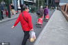 2020年10月21日，杭州近江食品市场拆迁在即，许多商户都清仓促销，吸引了不少市民们前来扫货。