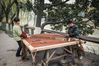 2012年1月3日，杭州市下城区。浙江天台籍棕棚师傅叶宏辉夫妇在运河边制作棕棚床。他们在这里开棕棚店近二十年。