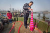 2015年2月18日，杭州三里洋码头。这天是大年三十，安徽籍船民宋磊、张应福两家一起在船上过年。