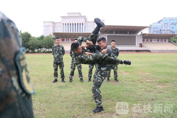 一招|一招制敌视频没有看够？来看武警官兵招招制敌KO对手|