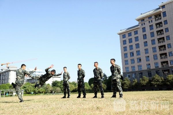 一招|一招制敌视频没有看够？来看武警官兵招招制敌KO对手|