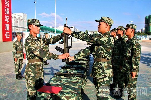 钢枪|接过钢枪扛起责苦练本领为打赢|荔枝军事