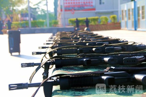 钢枪|接过钢枪扛起责苦练本领为打赢|荔枝军事