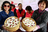2020年10月20日，在江苏省镇江市琴园巷社区，居民在展示制作的重阳糕。石玉成/IC photo
