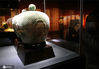 2020年10月24日，江苏省美术馆，近60件玉雕精品集中展出，精湛的雕工、绝佳的艺术构思让人叹为观止，同时，雕刻家也把岫岩玉细腻温润、色彩丰富、敦厚浑朴的特点展现得淋滴尽致。
