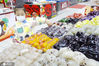 2020年10月25日，浙江绍兴，重阳节当天下午，一家超市内正在售卖一年一度的重阳糕。李瑞昌/IC photo
