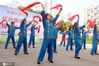 2020年10月25日，江苏苏州，相城区元和之春社区的老年居民在表演文艺节目喜迎重阳。王建康/IC photo
