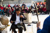 2020年10月25日，山东济南，在重阳节到来之际，平阴县东阿镇特地安排“戏曲进乡村”文化惠民巡回演出，每天三场的精彩演出为农村老人送上家门口的戏曲盛宴。俄国庆/IC photo
