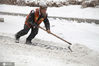 2017年2月19日，吉林省吉林市环卫工人在松江西路冒雪清理地面积雪。当日凌晨开始，吉林省吉林市迎来2017年春季首场大雪，街头道路和建筑被大雪覆盖，给市民出行带来严重影响。 万昌/IC photo