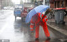 2020年9月7日，吉林省延边州图们市，环卫工人冒雨清理路面垃圾。 张彪/IC photo