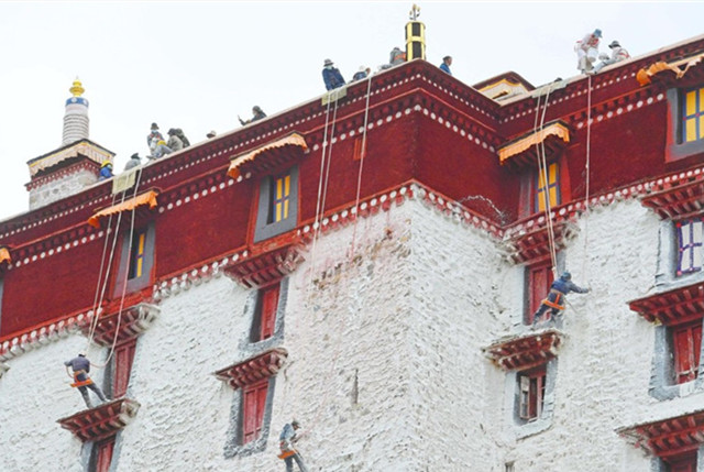 西藏布达拉宫例行年度美容启动 粉刷墙体“换新装”