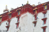 施工期间，布达拉宫正常对游客开放。