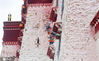 2020年10月26日，在西藏拉萨，专业施工人员给布达拉宫墙体喷洒涂料。宋卫星/IC photo 编辑/陈进