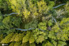  2020年10月28日，江苏省淮安市古黄河生态民俗园，航拍镜头下的深秋美景。深秋时节，淮安市古黄河生态民俗园柳树湾景区的植物呈现出油画般的迷人色彩，让人流连往返。