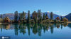  2020年10月27日，措卡湖位于四川新龙的南边，从国道227前往大约需要一个小时车程。早晨，摄影爱好者们已经在湖边架起相机，等待拍摄时机。措卡湖的出名，源于从湖对面望去一塔一树的布局。
