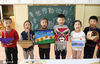 2020年10月30日，连云港市连云区映象西班牙幼儿园，老师在点评小朋友利用废旧物品制作的手工作品。