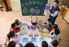 2020年10月30日，连云港市连云区映象西班牙幼儿园，老师在点评小朋友利用废旧物品制作的手工作品。