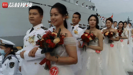 新人|大海作证 战舰为媒 见证15对新人的幸福时刻|荔枝军事