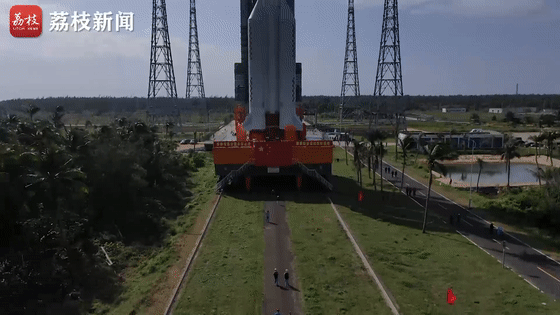 运载火箭|长征五号遥五运载火箭垂直转运至发射区|荔枝军事