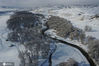 2020年11月17日，新疆温泉，无人机航拍温泉县鄂托克赛尔河谷景色。蜿蜒的河流从西向东而来，两边的群山和河谷内，已经披了一层冬装。整个河谷在白雪的映衬下，如同一幅幅美妙的水墨画，静谧而安详。鄂托克赛尔河发源于别珍套山的莫逊大坂，全长101公里，是博尔塔拉河的主要支流，最后注入艾比湖。
